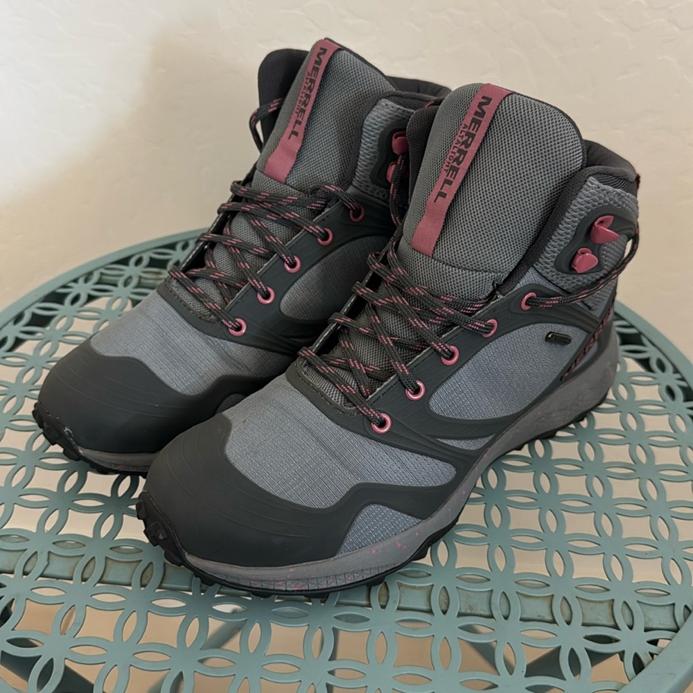 Merrell Women’s Ultralight Waterproof Hiking Boots Sz 10.5